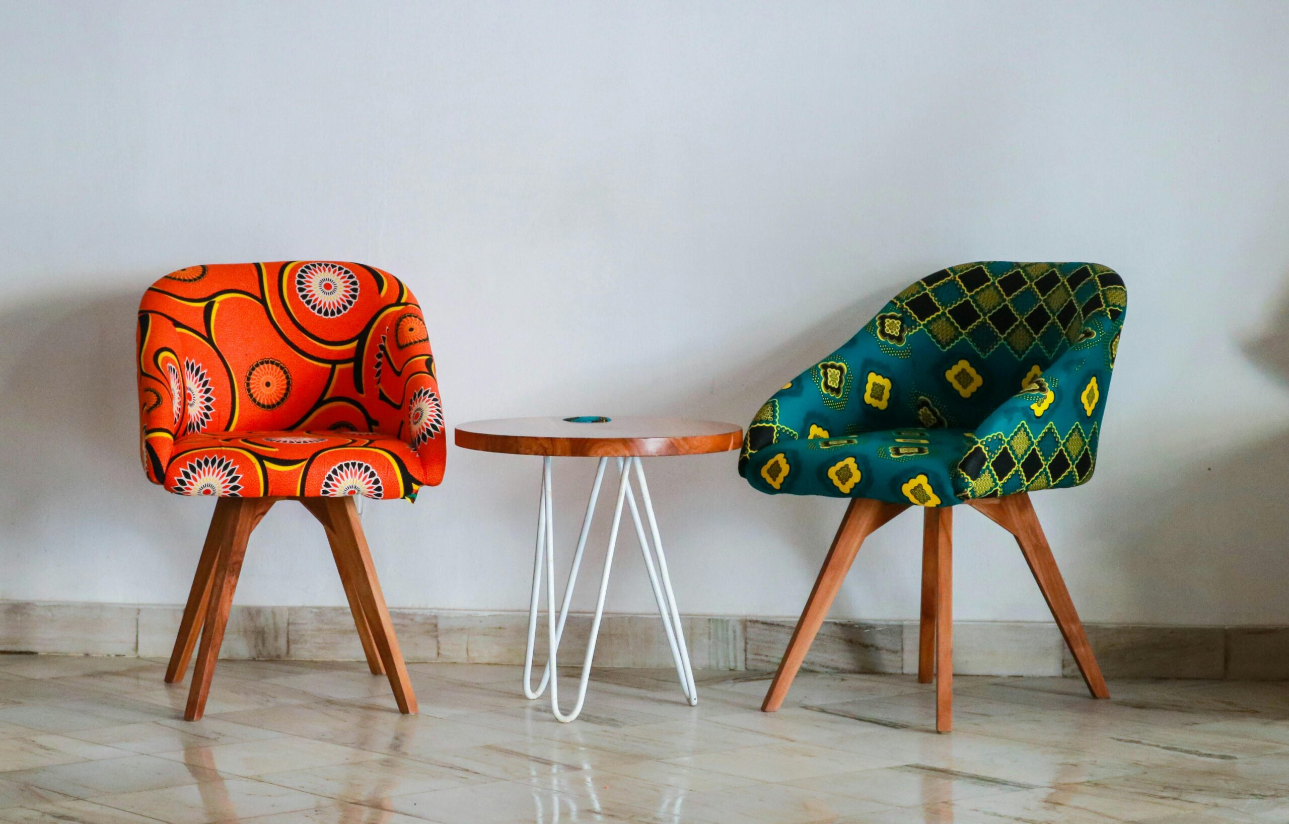 Brightly colored modern chairs and table in a minimalist room for vibrant decor ideas.